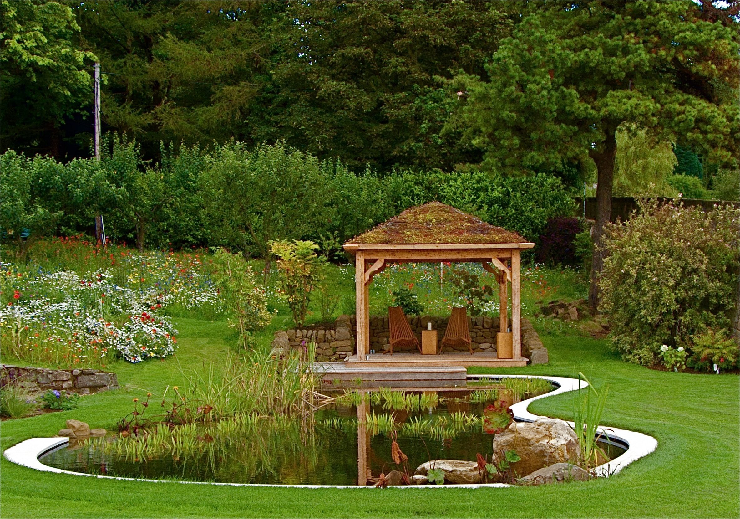 This light coloured slab provides a striking pond edge, designed by Carolyn Grohmann